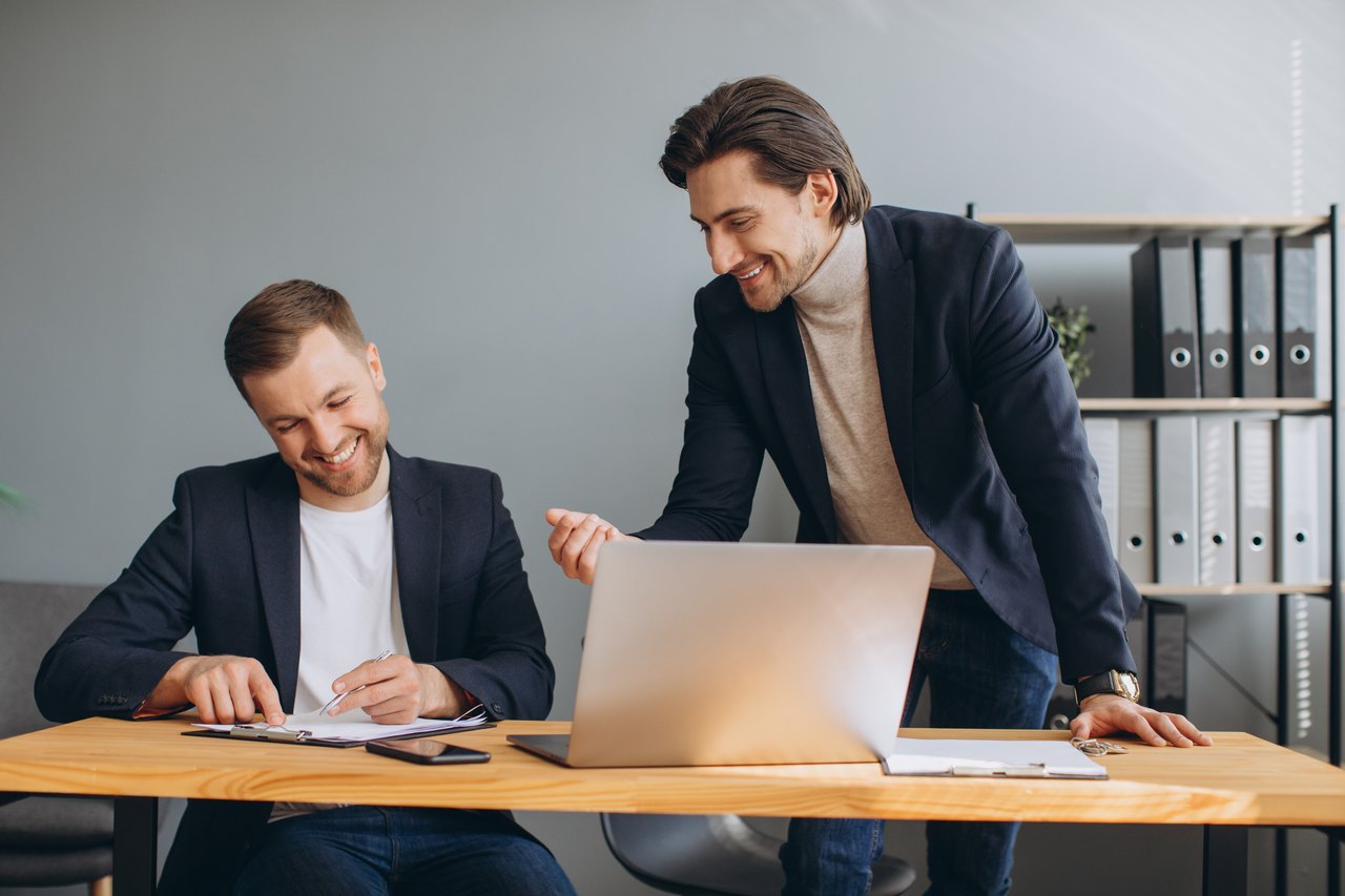 Zwei Berater am Arbeitsplatz